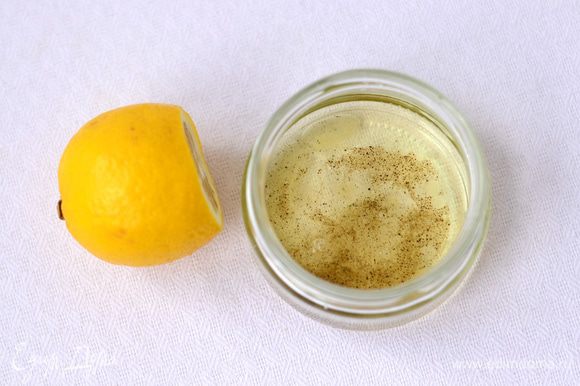 Сделать заправку: смешать оливковое масло (или растительное рафинированное) и сок лимона, добавить черный перец. Перемешать.
