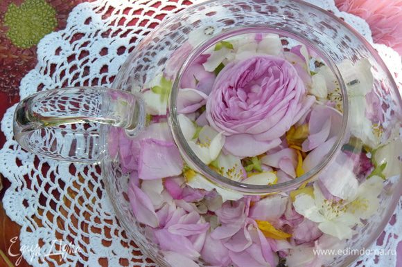 Положите чай, лепестки, цветки и бутоны в заварочный чайник.