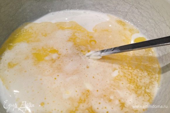 Теперь займемся тестом: сливочное масло растопите, смешайте с кефиром, сметаной, яйцами, солью и сахаром.