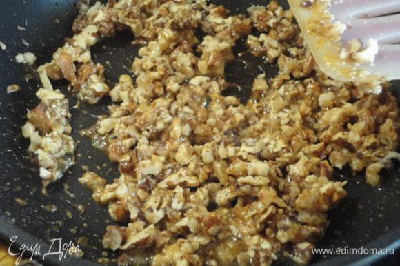 Орехи порубить, лучше ножом, а не в блендере. На сковороде растопить 60 г сахара, выложить орехи, часто помешивать, пока карамель не остынет, и чтобы орехи не схватились комком.