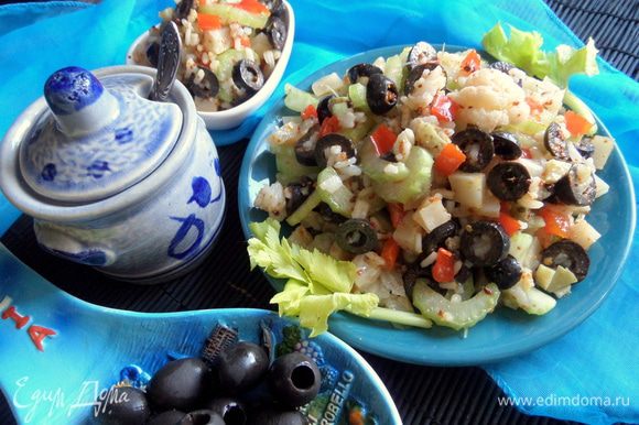 Попробуйте приготовить также салат из похожих ингредиентов от Виктории S: http://www.edimdoma.ru/retsepty/80084-salat-iz-tsvetnoy-kapusty-s-maslinami Понравится тем, кто любит овощи!