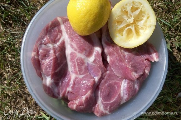 Лимон разрезать пополам, выдавить сок. "Искупать" мясо в лимонном соке. Оставить мариноваться примерно на 15-20 минут. Пока мясо маринуется, разжечь угли для мангала.