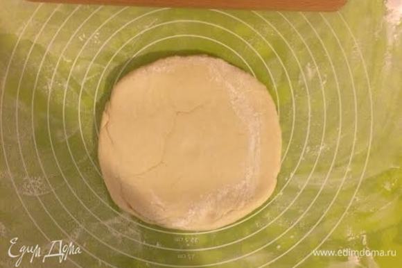 Духовку нагреть до 180°C. Коврик для выпечки посыпать 1 ст. л. муки и начать раскатывать тесто (если нет коврика, то можно тесто раскатать на полотняной салфетке).