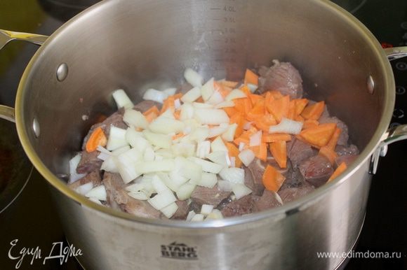 Добавить к мясу мелкопорезанный лук и морковь и обжарить до золотистого цвета, постоянно помешивая.