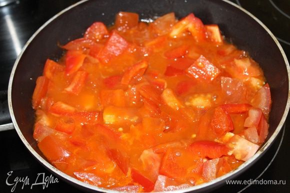 Перец и помидоры порезать, добавить томатную пасту, потушить на сковороде.