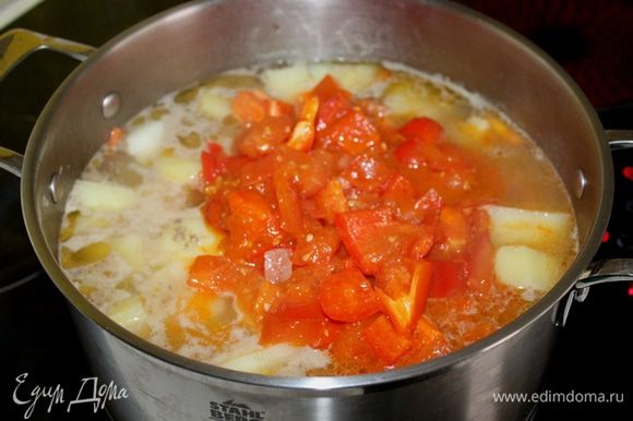 Через 15 минут после закладки картофеля добавить овощи. Посолить, поперчить суп по вкусу.