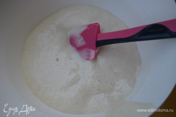 Тесто: приготовить опару: В теплом молоке растворить 1 ст. л. сахара, дрожжи и 50 грамм муки. Оставить на полчаса в теплом месте.