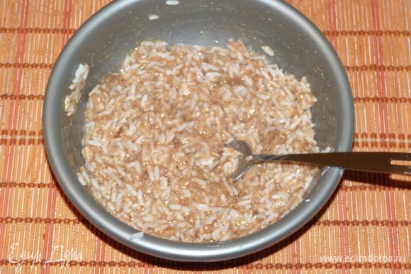Соединить вторую половину риса с икрой.