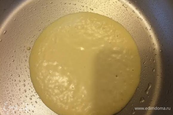 Разогреть сковороду, смазать ее слегка маслом (как когда мы жарим блины). Выложить тесто и жарить, пока на поверхности не образуются пузырьки.
