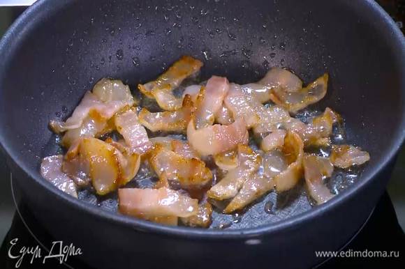 Разогреть в отдельной сковороде оставшееся оливковое масло и обжаривать бекон до появления румяной корочки, затем отправить к картофелю с луком.