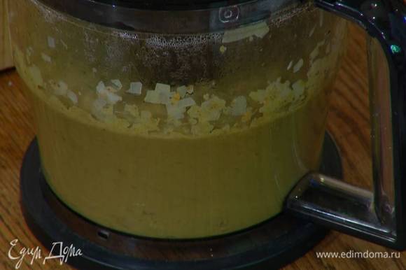 Готовые мидии посолить и вместе с соусом измельчить в блендере в однородную массу.