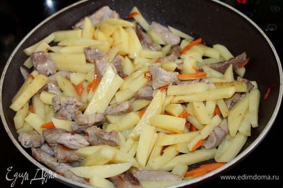 Картофель нарежьте брусочками, помешивая обжарьте до полуготовности.