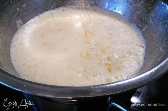 Во взбитые яйца добавить лимонный сок и 5 ложек персикового пюре и при постоянном помешивании довести до загустения.