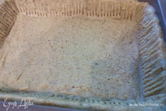 Тесто распределить по форме (20x25 см), образуя бортики. Духовку разогреть до 175°C и запекать тесто в течении 10-12 минут.