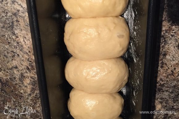 Из оставшихся кусочков теста формируем шарики и укладываем их в хлебную форму, смазанную маслом. Тоже оставляем на расстойку.