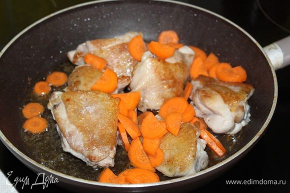 К курице добавляем крупно порезанную морковь, слегка обжариваем.