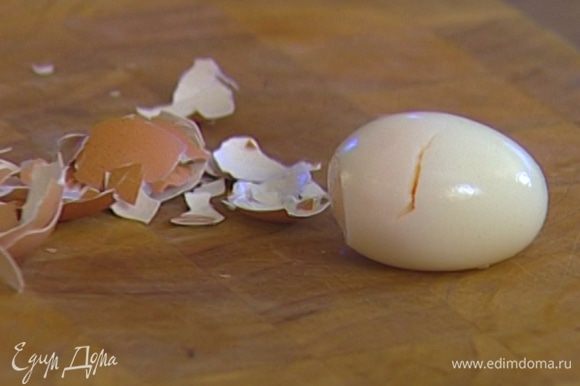 Яйца отварить вкрутую, затем почистить и отделить белок от желтка так, чтобы желток остался целым.