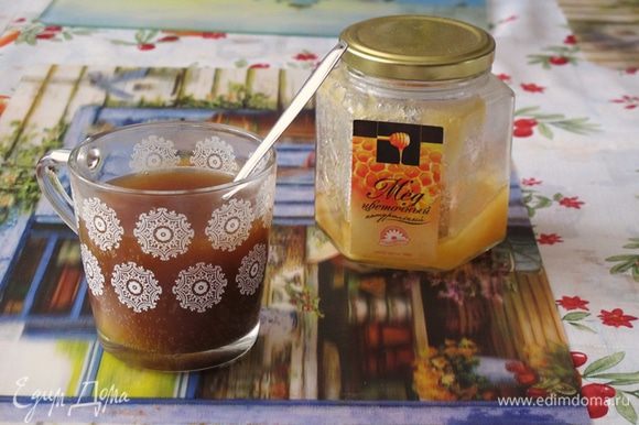 Квас слегка нагреть и размешать в нем мед. Вылить в миску.