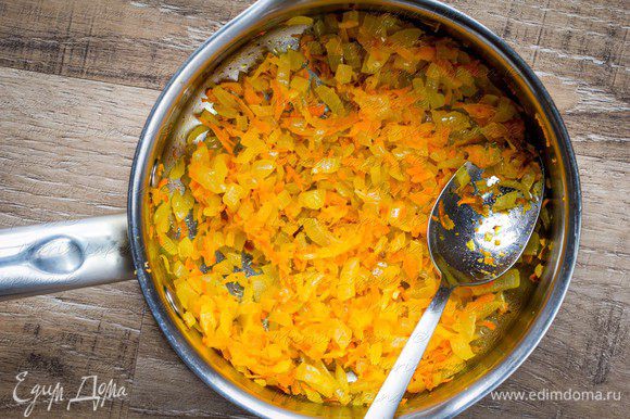 Лук нарезать кубиком, морковь натереть на крупной терке. В сотейнике разогреть оливковое масло и обжарить лук до прозрачности. Добавить морковь и продолжать жарить 2-3 минуты.