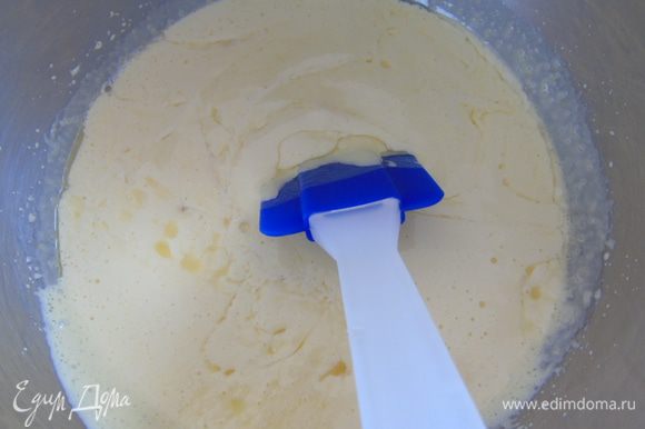 Во взбитые яйца с сахаром влейте растопленное масло и перемешайте лопаткой.