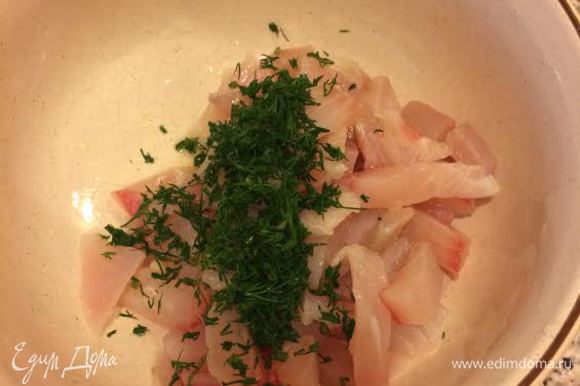 Филе рыбы нарезать, добавить укроп и сок одного лимона.