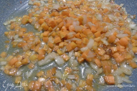 На сковороде разогреваем два вида масла, добавляем мелко нарезанный лук и морковь, слегка обжариваем.