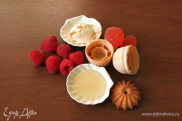 Малина (или другие сезонные ягоды), тарталетки, печенье, сливки, мед, мармелад (желейные конфеты).