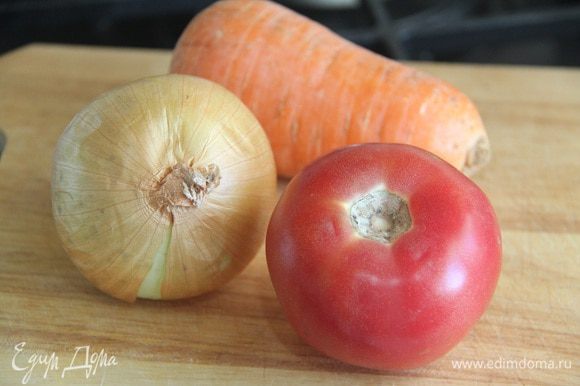 Для заправки понадобятся: луковица, морковь и помидор.
