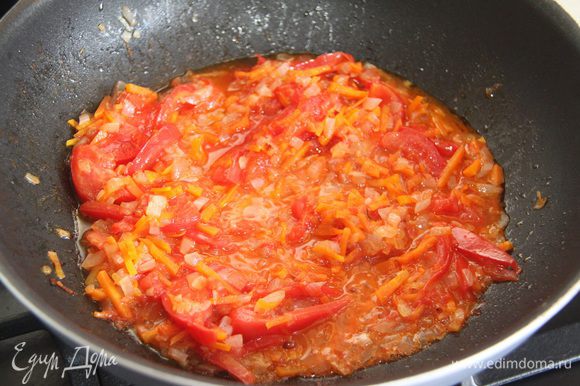 Морковь нарезать соломкой и слегка обжарить на растительном масле. Затем добавить лук кубиком, обжарить до золотистого цвета. Помидор порезать на ломтики и потушить до размягчения с овощами.