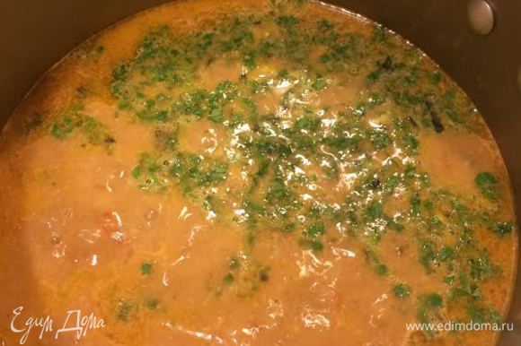 Зелень и чеснок мелко порезать, добавить в суп и варить 1 минуту. Затем добавить соус «Ткемали», соль, перец по вкусу и варить 10 минут.