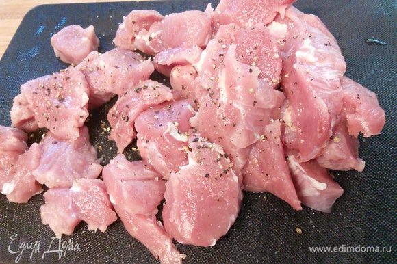 Свиное филе обмыть, обсушить и избавить от пленок. Нарезать на порционные кусочки. Мясо посолить и поперчить. Я делала половину порции.