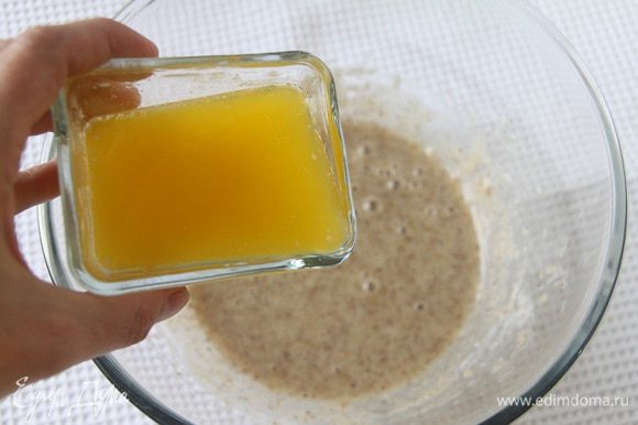 Сливочное масло растопить (можно в свч) и добавить (еле теплое) в тесто.