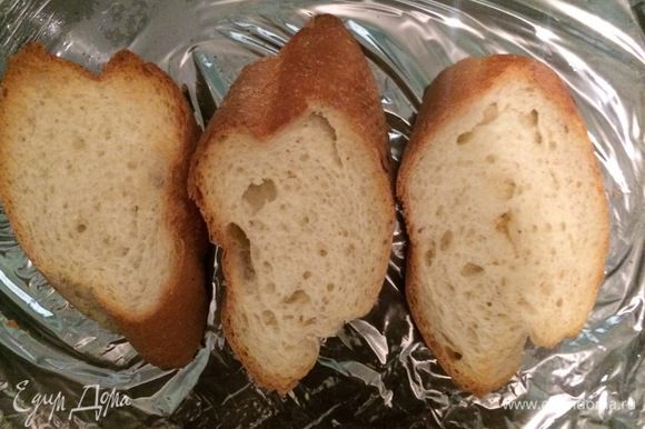 Хлеб немного подпечь в духовке при 200°C 5-8 минут.