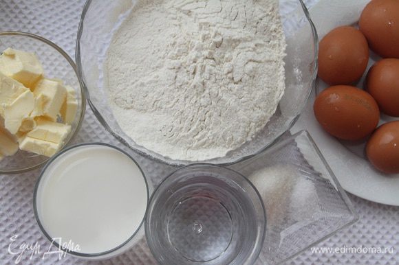 Для заварного теста понадобится: 245 г муки в/с, 180 г молока, 180 г воды, 120 г сливочного масла, 2 ч.л. сахара, 0,5 ч.л. соли, 5 яиц. Из данного количества теста получается примерно 85 профитролей размером чуть больше грецкого ореха. Для торта понадобится 14-18 шт. Из остальных можно приготовить другие десерты, или сократите количество ингредиентов для профитролей.