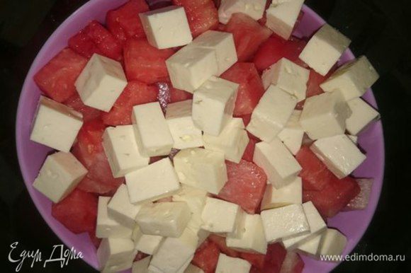 Брынзу порезать кубиками и добавить к арбузу.