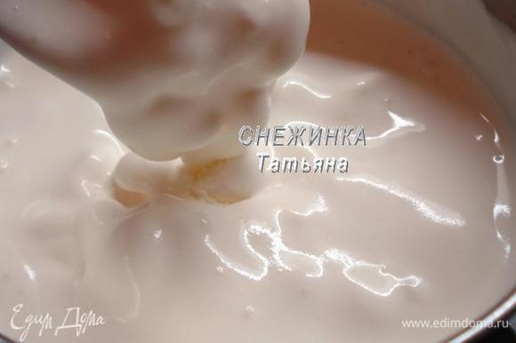 Мороженое пломбир ванильный кладем в миску и оставляем при комнатной температуре, чтобы растаяло.