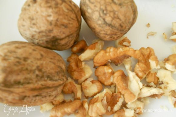 К размолотым семенам льна добавить очищенные грецкие орехи. Измельчить орехи вместе с семенами льна. На фото показала, какие грецкие орехи, когда целые. Так что вначале чистим, а затем добавляем в измельчитель.