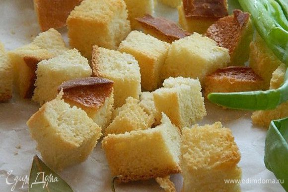 Батон или хлеб нарезать кубиками и подсушить в духовке до золотистого цвета.