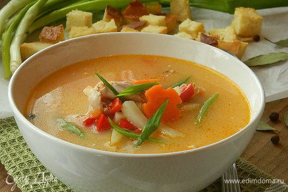 Разлить суп по тарелкам и посыпать зеленью. Подавать с сухариками. Приятного аппетита!
