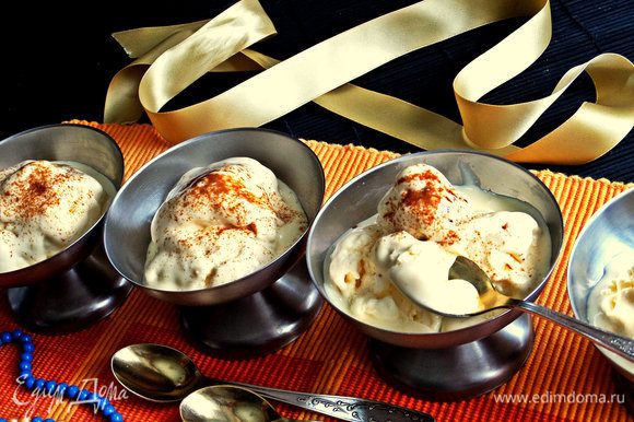 Мороженое получается с шелковистой, сливочной текстурой. Масло придает неповторимый аромат и цвет, похожий на персиковый по моим ощущениям.