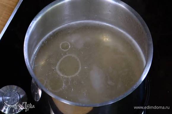 Приготовить соус: в отдельной кастрюле соединить бульон со сливками, довести практически до кипения, посолить, поперчить и варить на медленном огне 3 минуты, затем влить к спарже с беконом и дать настояться.