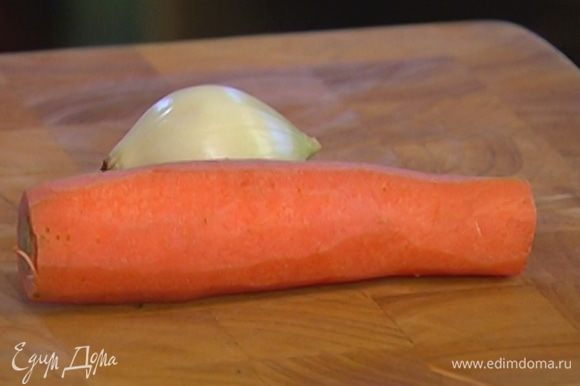Лук и морковь почистить и мелко нарезать.