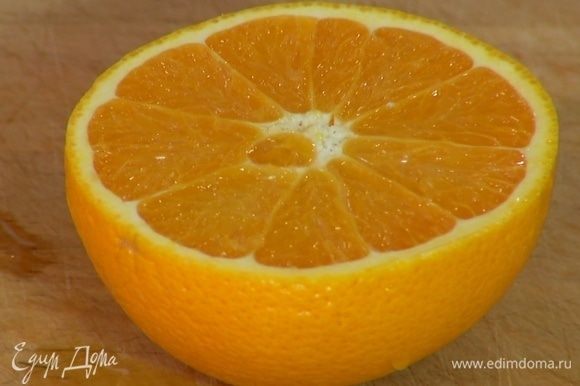 Четвертинку апельсина разрезать на дольки.
