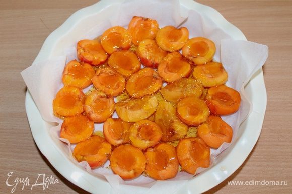 Выливаем сироп прямо на абрикосы.