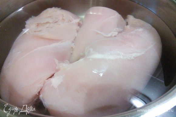 Начнем с подготовительных работ: куриное филе помоем, обсушим. Отварим в слегка подсоленной воде 6 — 8 мин. Лапшу отварим согласно указанию на упаковке. Откинем на дуршлаг и промоем под холодной водой.
