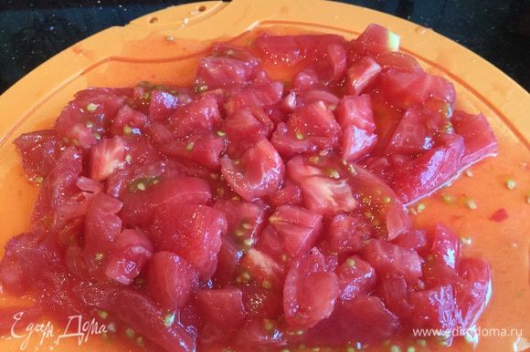 У помидора удалите кожицу и нарежьте. У меня был большой розовый помидор, но можно использовать и обычные. Выложите на сковороду, потушите 3-4 минуты.