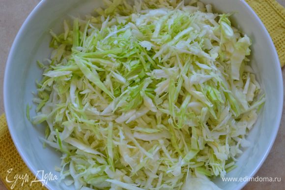 Капусту тонко нашинковать. Сейчас в сезон молодой капусты салат получается особенно вкусным!
