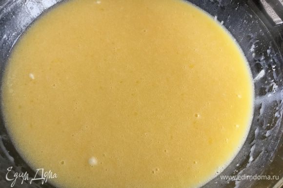 Духовку разогрейте до 180°С. Взбейте яйца с молоком, добавьте растопленное сливочное масло и 150 г сахара. Хорошо перемешайте.
