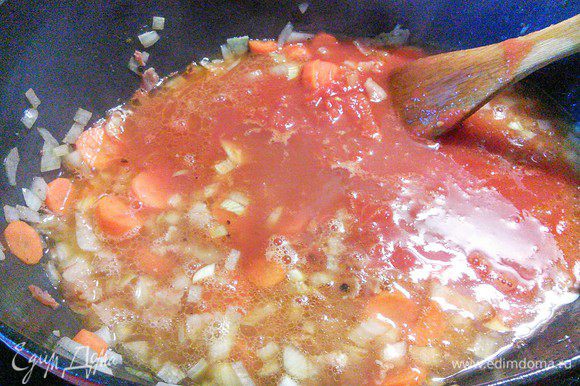 Добавить размятые вилкой помидоры вместе с соком и бульоном, довести до кипения. Посолить, поперчить и добавить сахар, уксус и порошок красной сладкой паприки.