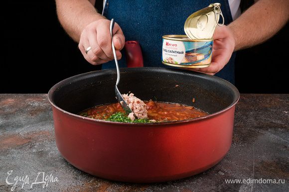Через указанное время добавить в томатный соус кусочки тунца из банки и нарезанную зелень петрушки. Потушить все вместе еще минут 5 и снять с огня.